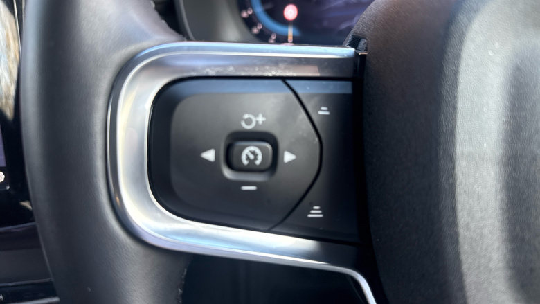 Volvo XC40 2.0 B4P Ultra Dark 5dr Auto Petrol Estate